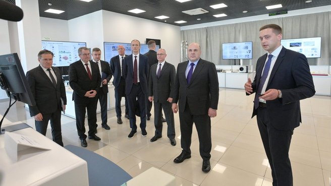 В рамках рабочей поездки в Саров Председатель Правительства осмотрел выставку «Развитие фотоники в государственной корпорации “Росатом”» и ознакомился с оборудованием представленным ИФМ РАН