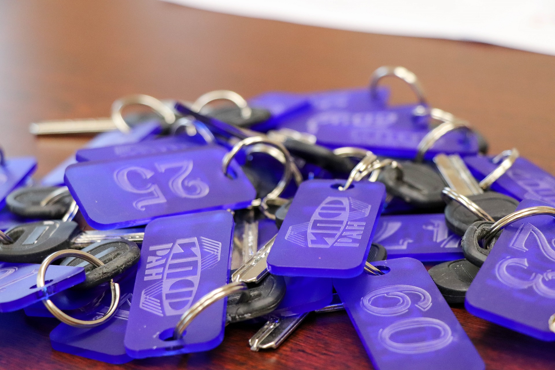 Первые 9 сотрудников ИФМ РАН получили ключи от новых служебных квартир