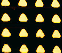 Атомно-силовое изображение массива треугольных ферромагнитных частиц